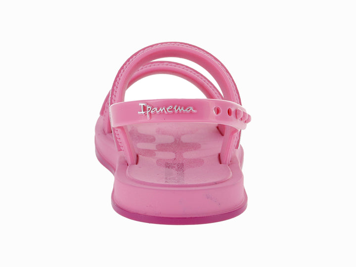 Sandalia infantil color rosa con detalles plateados brillantes y tiras ajustables.