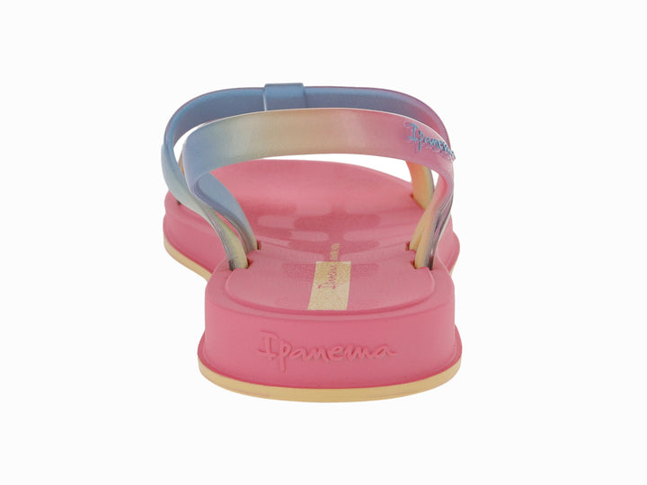 Sandalias Ipanema de plataforma con suela rosa y tiras en degradado de colores azul, amarillo y rosa.