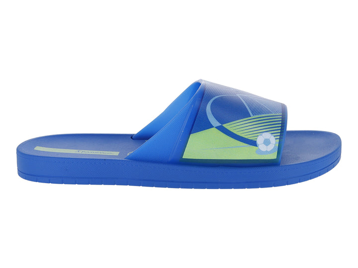 Sandalia azul Ipanema con detalles en verde y un balón de fútbol en la correa.
