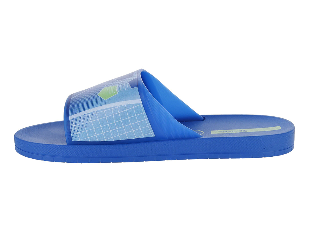 Sandalia azul Ipanema con detalles en verde y un balón de fútbol en la correa.