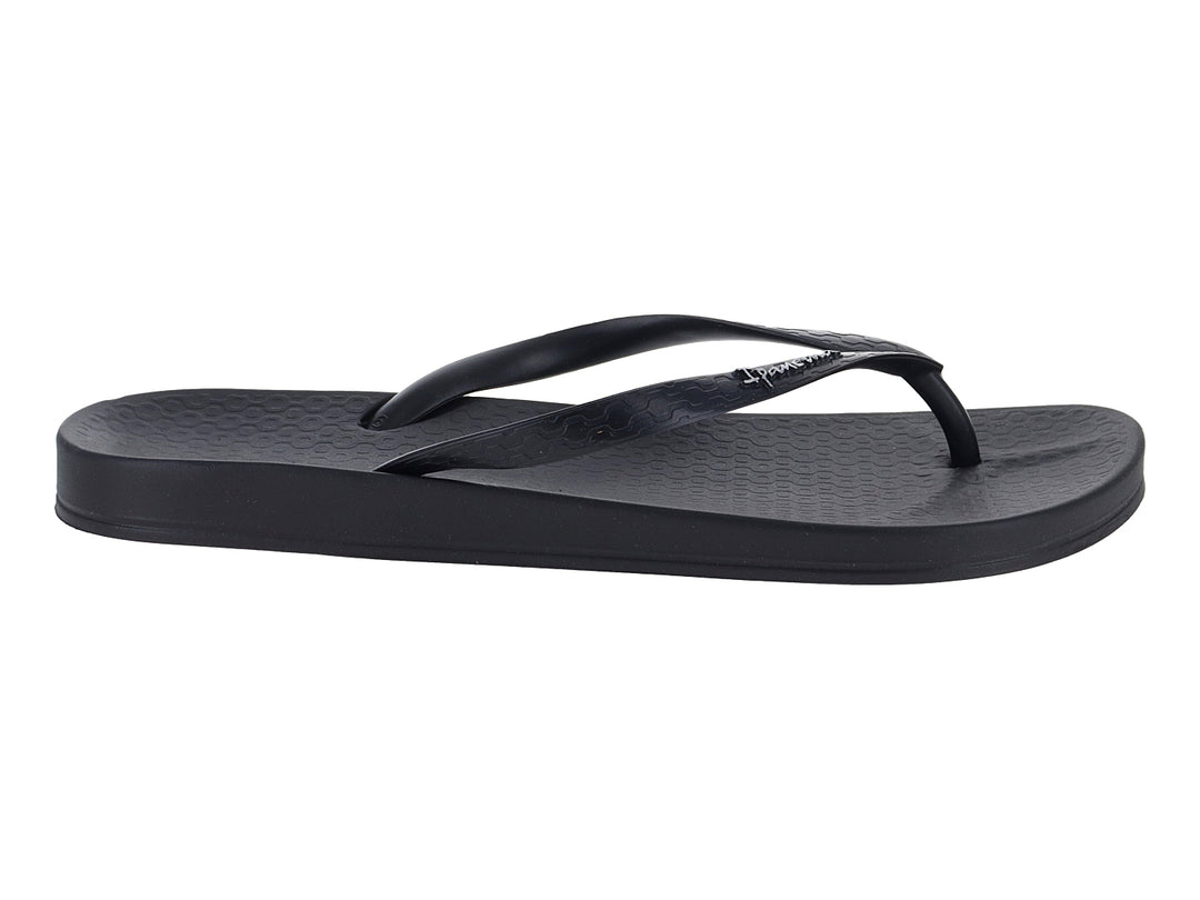 Sandalias de dedo color negro marca Ipanema con suela plana y acabado mate.