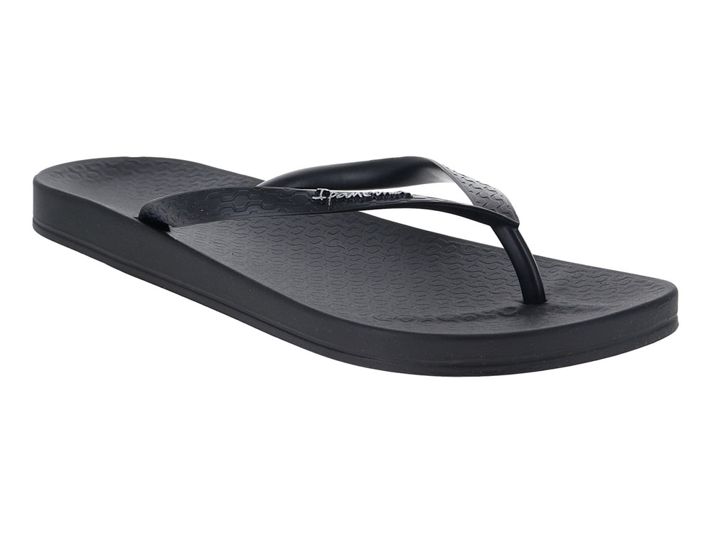 Sandalias de dedo color negro marca Ipanema con suela plana y acabado mate.