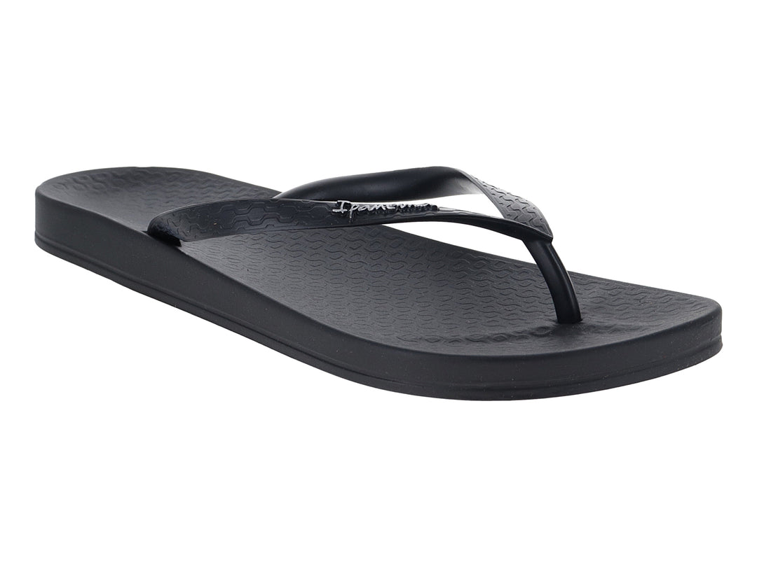 Sandalias de dedo color negro marca Ipanema con suela plana y acabado mate.