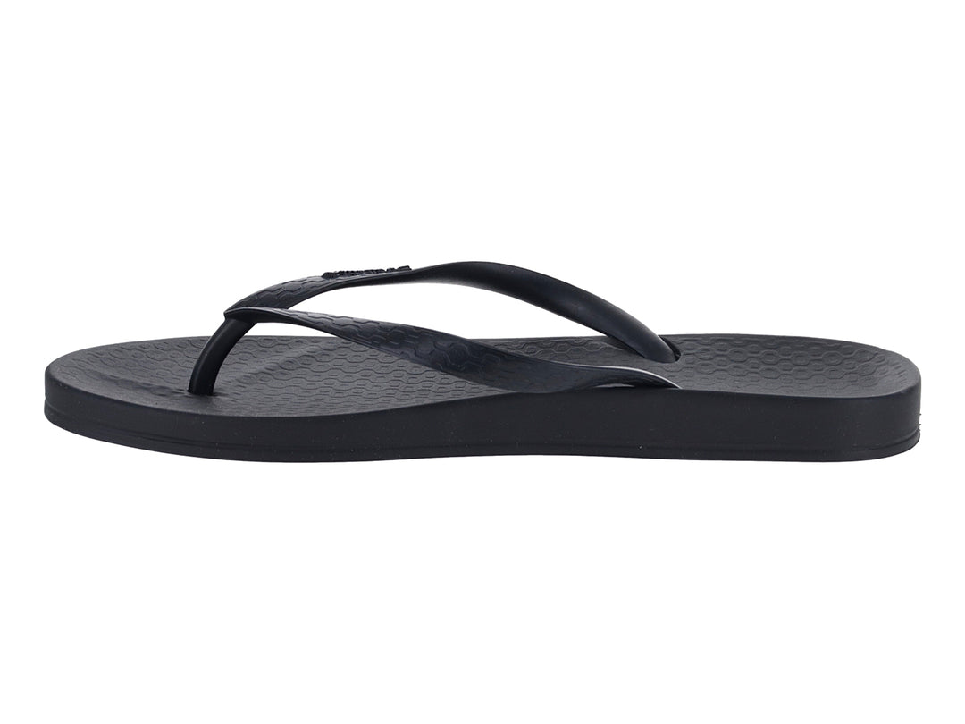 Sandalias de dedo color negro marca Ipanema con suela plana y acabado mate.