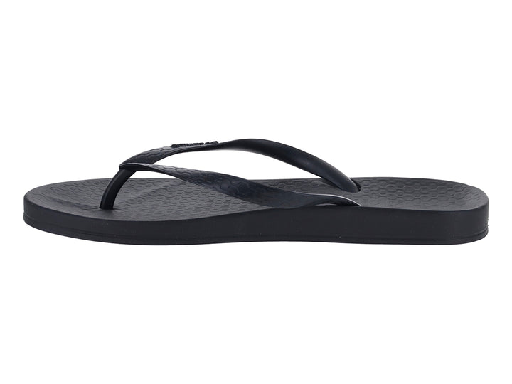 Sandalias de dedo color negro marca Ipanema con suela plana y acabado mate.