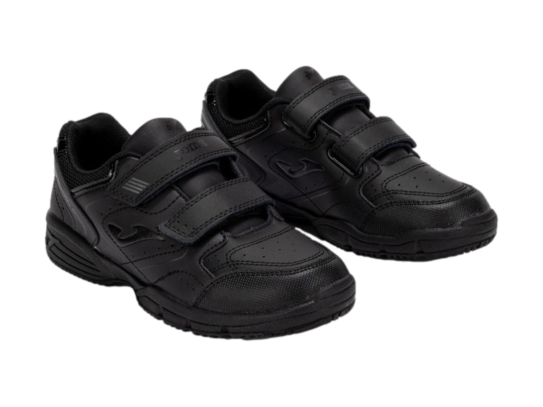 Zapato deportivo escolar Joma color negro con cierre de velcro.