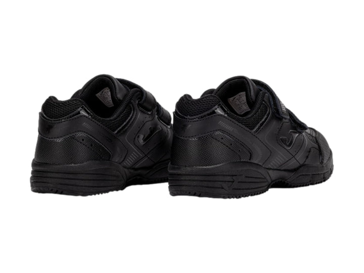 Zapato deportivo escolar Joma color negro con cierre de velcro.