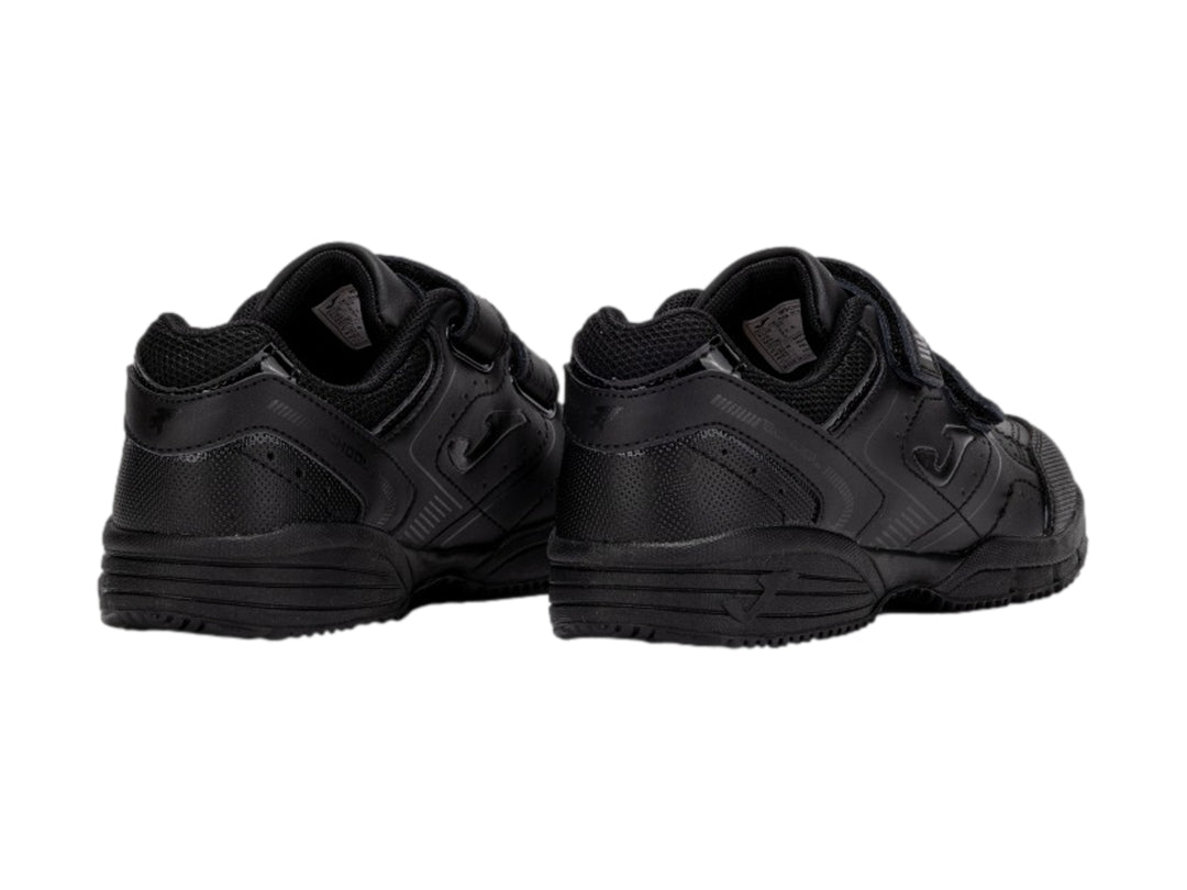Zapato deportivo escolar Joma color negro con cierre de velcro para niño.