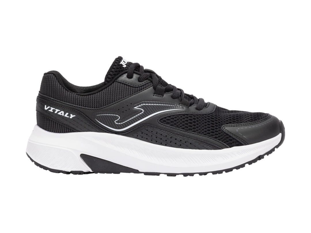Tenis deportivos Joma Vitaly en color negro con suela blanca y detalles sintéticos.
