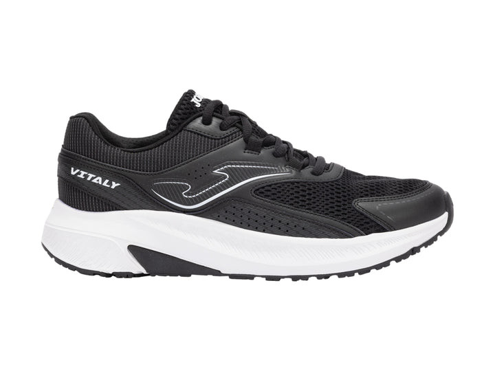 Tenis deportivos Joma Vitaly en color negro con suela blanca y detalles sintéticos.