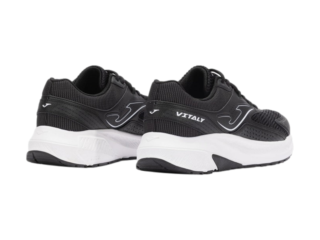 Tenis deportivos Joma Vitaly en color negro con suela blanca y detalles sintéticos.