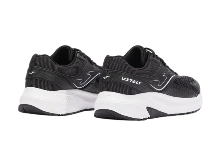 Tenis deportivos Joma Vitaly en color negro con suela blanca y detalles sintéticos.