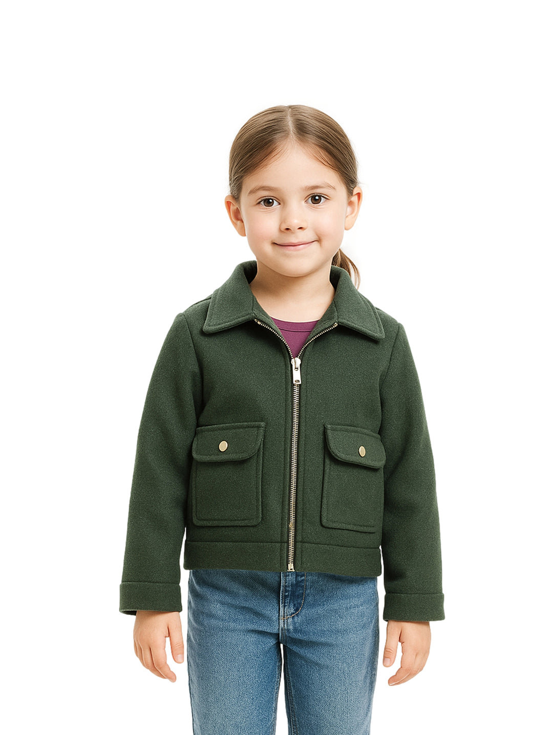 Niña vistiendo chaqueta corta de color verde con cierre frontal y dos bolsillos delanteros con botón.