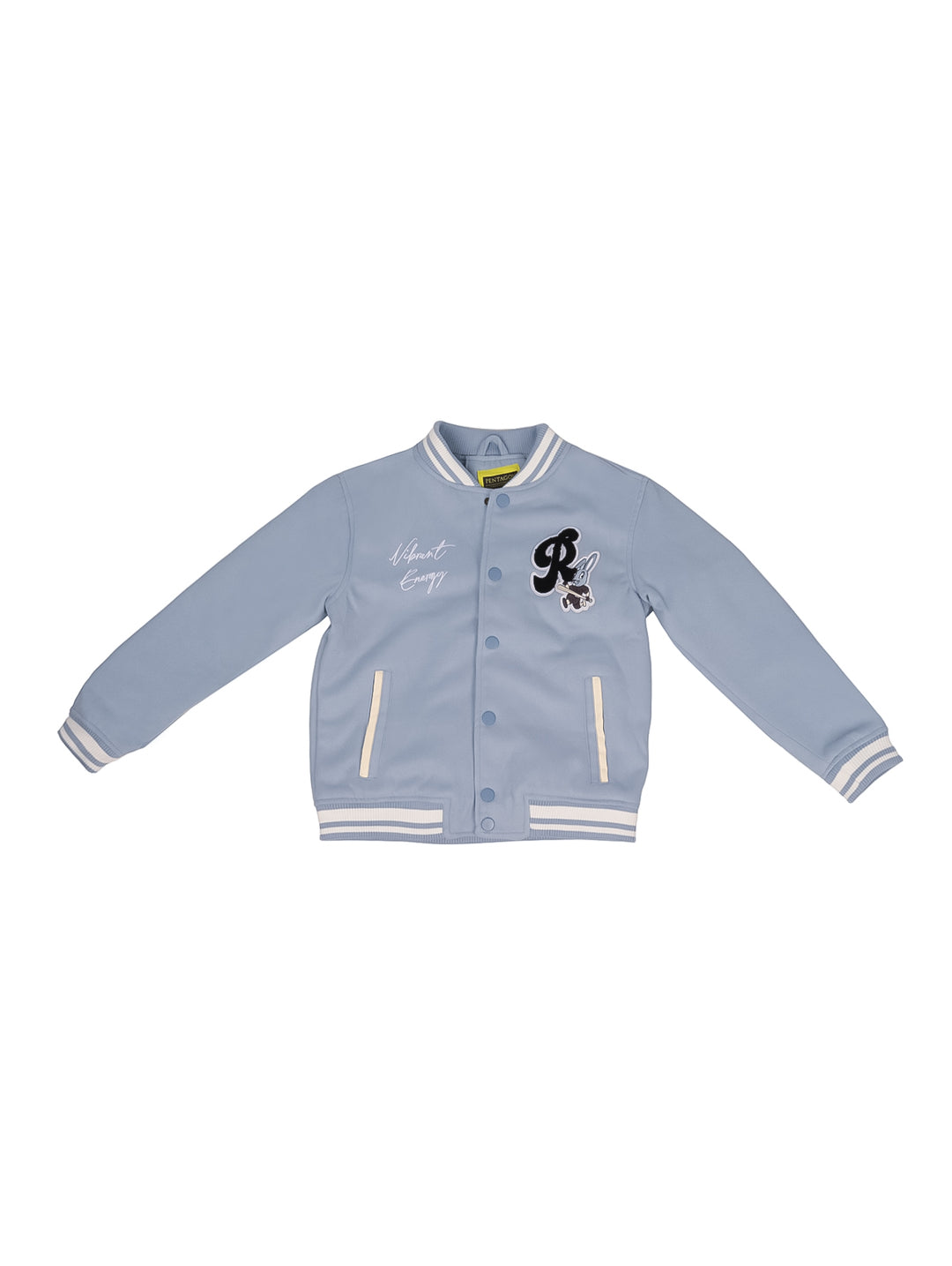 Chamarra azul estilo varsity para niño con detalles en blanco y bordados frontales.