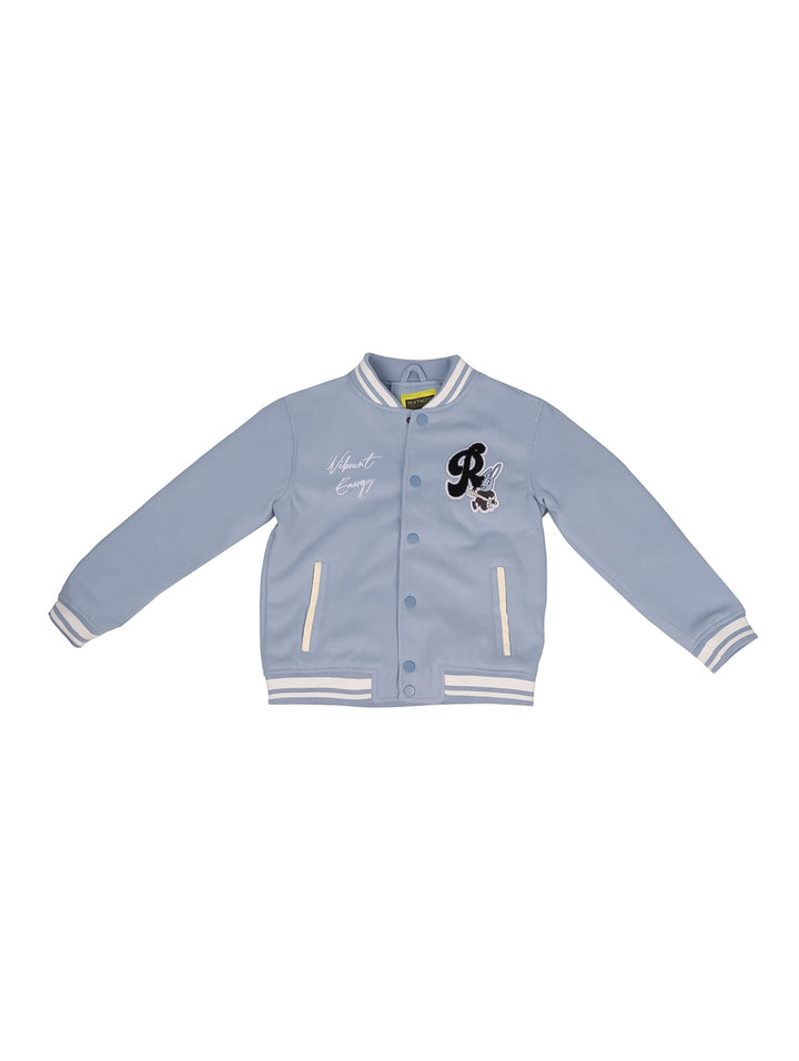 Chamarra azul estilo varsity para niño con detalles en blanco y bordados frontales.