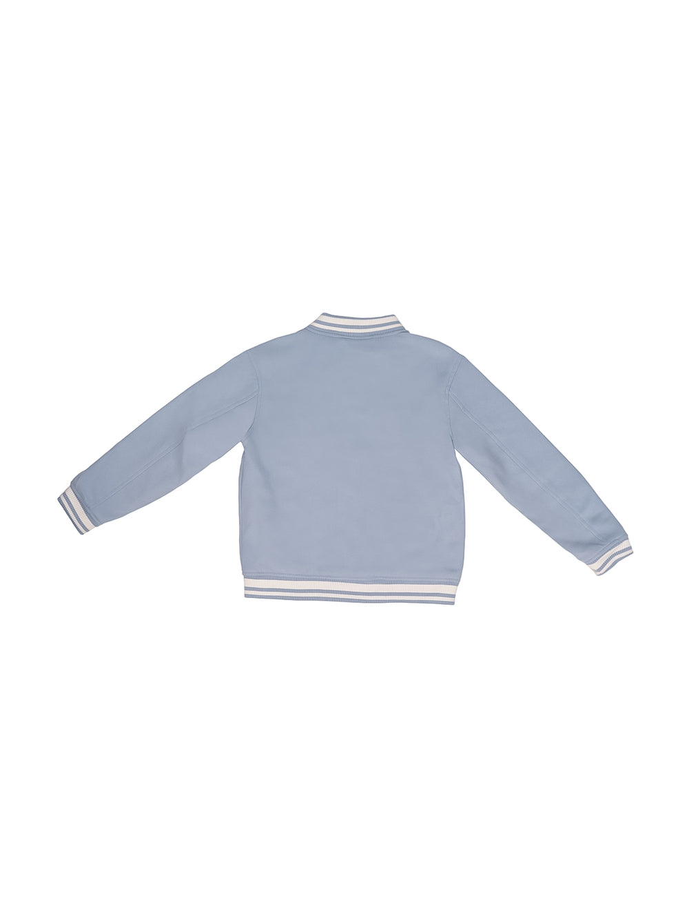 Chamarra azul estilo varsity para niño con detalles en blanco y bordados frontales.