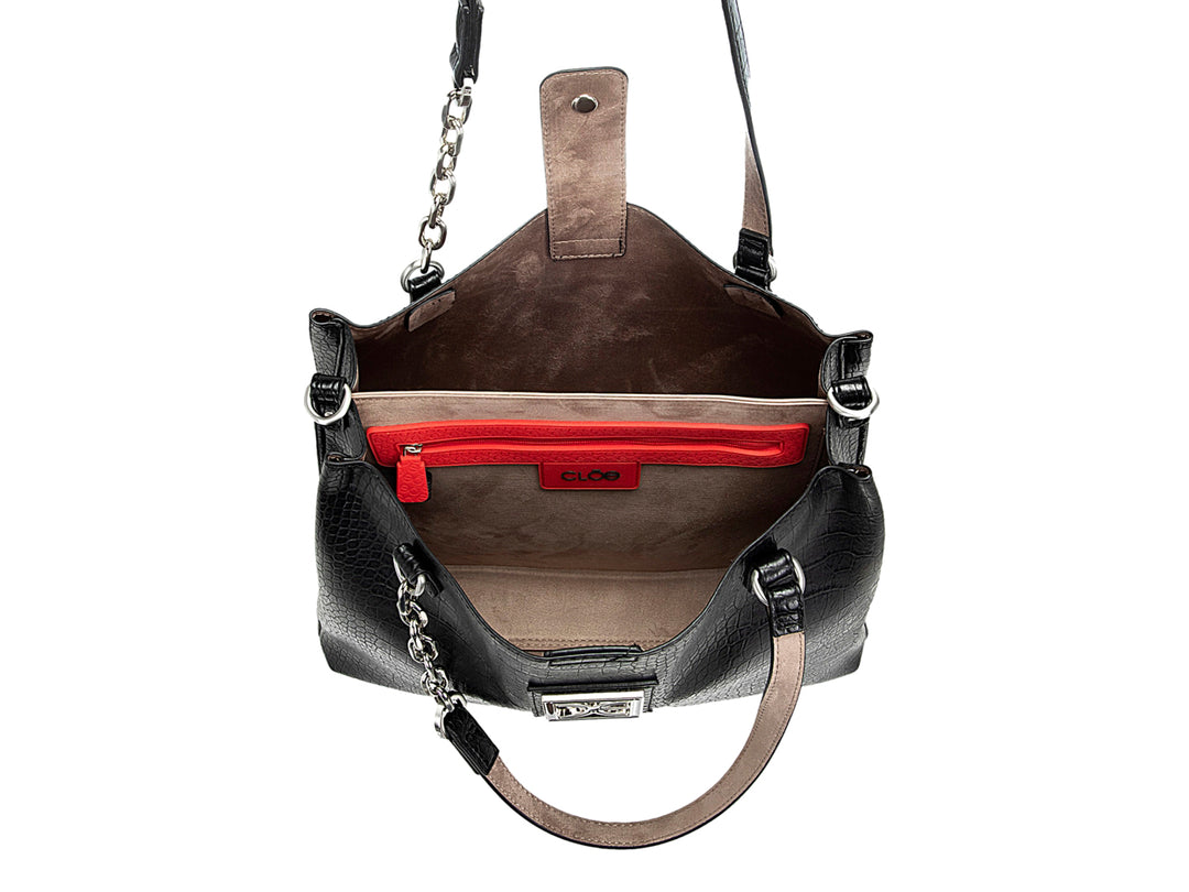 Bolso negro Cloe con textura de cocodrilo, asa con cadena plateada y logotipo metálico frontal.