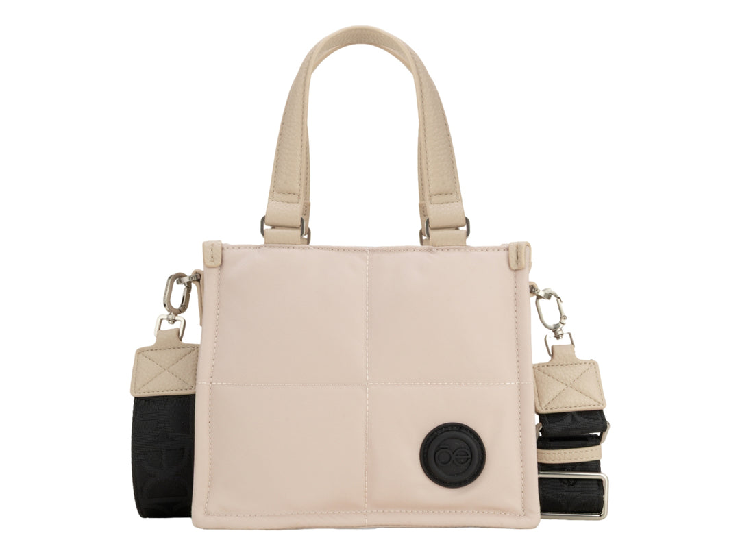 Bolso Cloe color beige con forma cuadrada, asas cortas y correa larga ajustable en color negro.