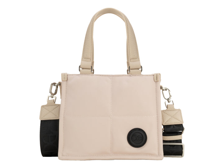 Bolso Cloe color beige con forma cuadrada, asas cortas y correa larga ajustable en color negro.