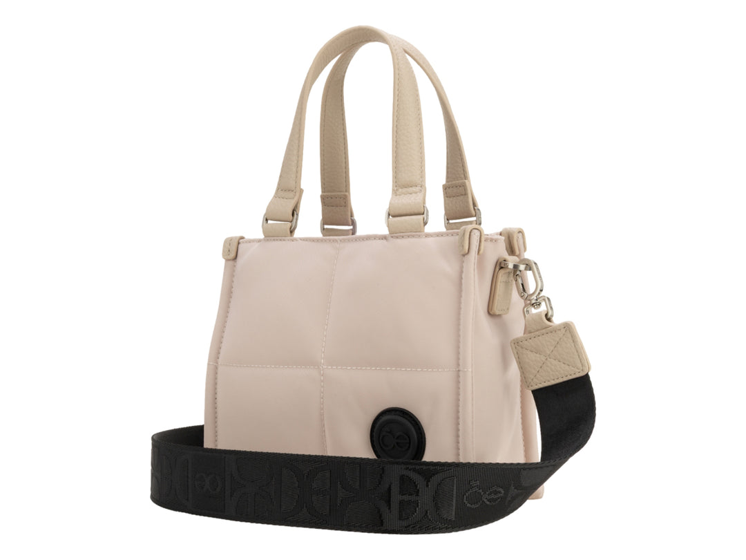 Bolso Cloe color beige con forma cuadrada, asas cortas y correa larga ajustable en color negro.