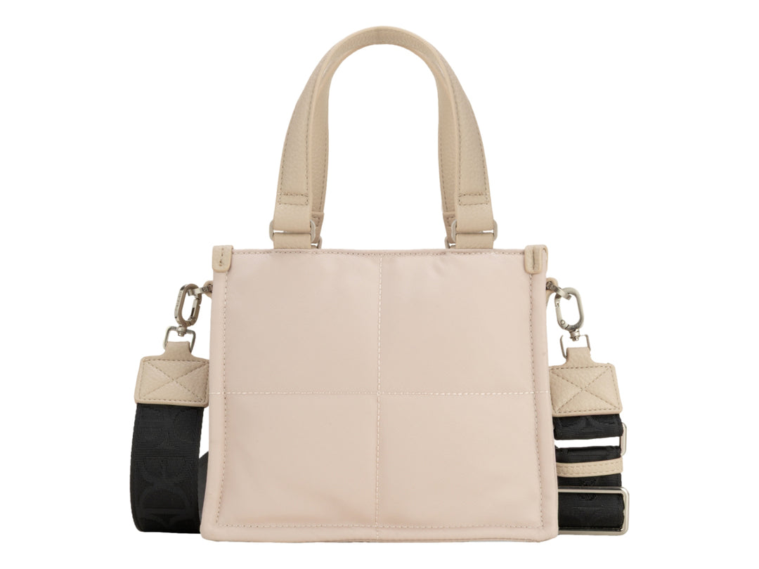 Bolso Cloe color beige con forma cuadrada, asas cortas y correa larga ajustable en color negro.