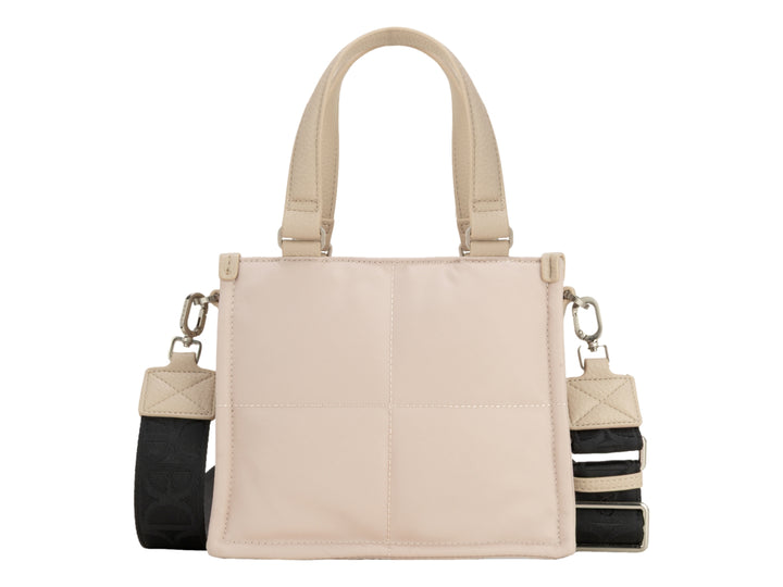 Bolso Cloe color beige con forma cuadrada, asas cortas y correa larga ajustable en color negro.