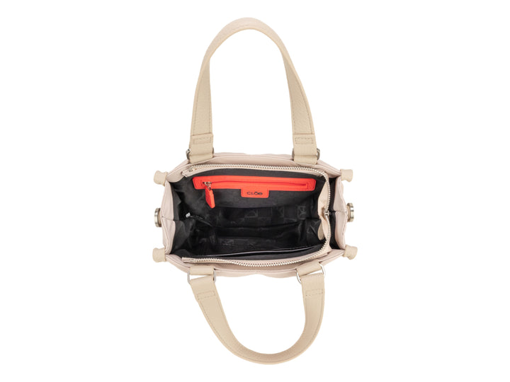 Bolso Cloe color beige con forma cuadrada, asas cortas y correa larga ajustable en color negro.