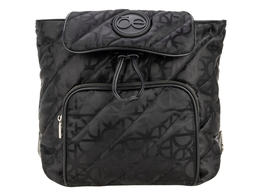 Bolso Cloe color negro con diseño acolchado, estampado de monograma y cierre superior con solapa.