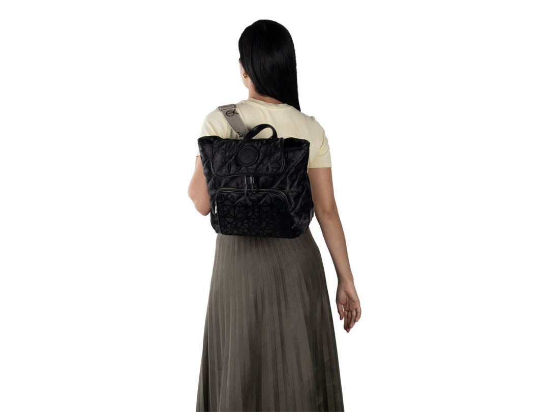 Bolso Cloe color negro con diseño acolchado, estampado de monograma y cierre superior con solapa.