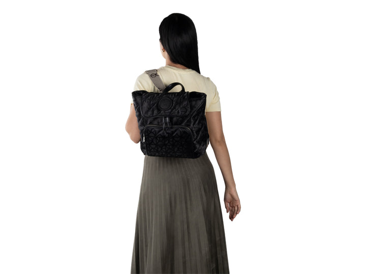 Bolso Cloe color negro con diseño acolchado, estampado de monograma y cierre superior con solapa.