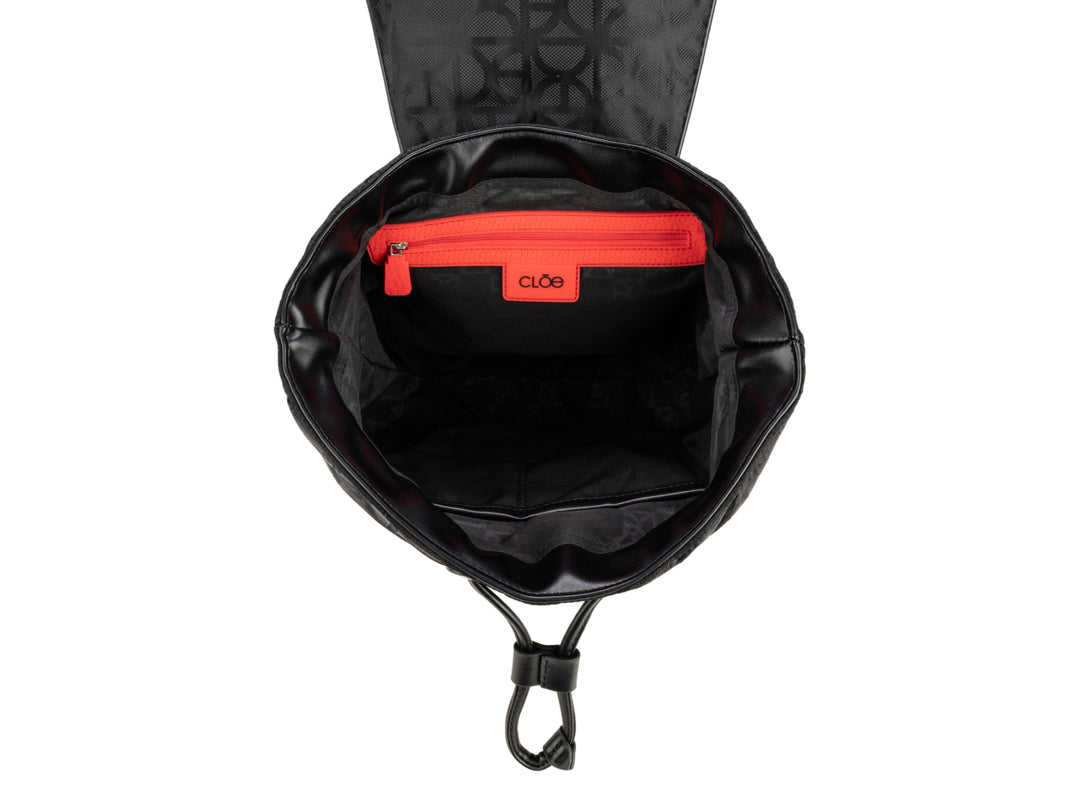 Bolso Cloe color negro con diseño acolchado, estampado de monograma y cierre superior con solapa.