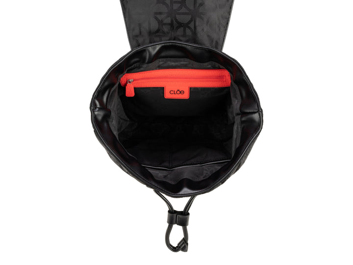 Bolso Cloe color negro con diseño acolchado, estampado de monograma y cierre superior con solapa.