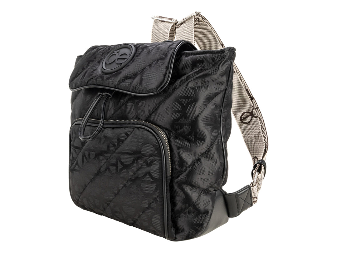 Bolso Cloe color negro con diseño acolchado, estampado de monograma y cierre superior con solapa.