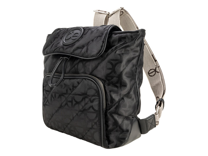 Bolso Cloe color negro con diseño acolchado, estampado de monograma y cierre superior con solapa.