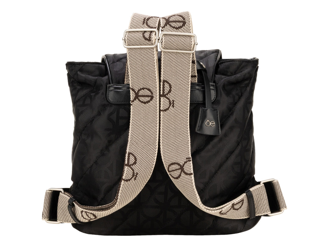 Bolso Cloe color negro con diseño acolchado, estampado de monograma y cierre superior con solapa.