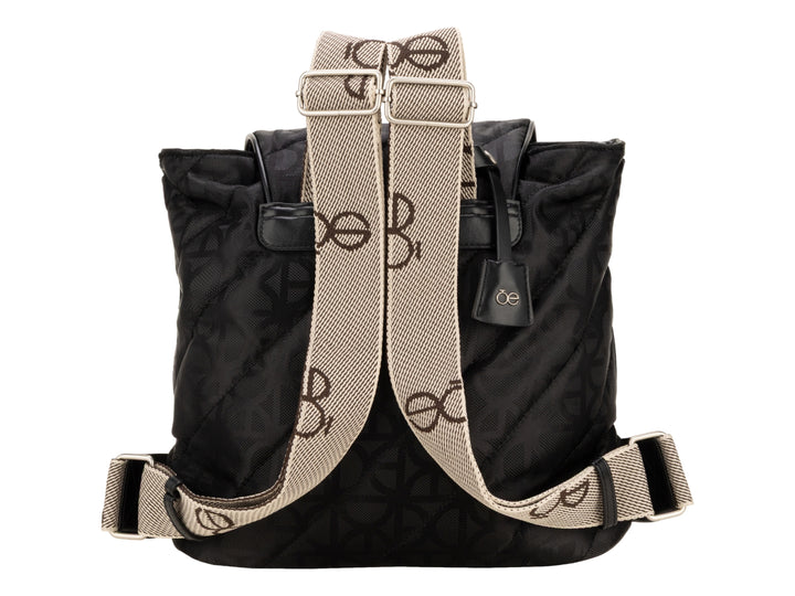 Bolso Cloe color negro con diseño acolchado, estampado de monograma y cierre superior con solapa.