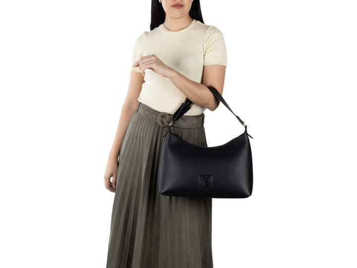 Bolsa de hombro Cloe color negro con textura granulada, asa ajustable y detalles metálicos en dorado.