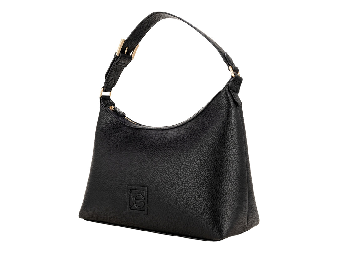 Bolsa de hombro Cloe color negro con textura granulada, asa ajustable y detalles metálicos en dorado.