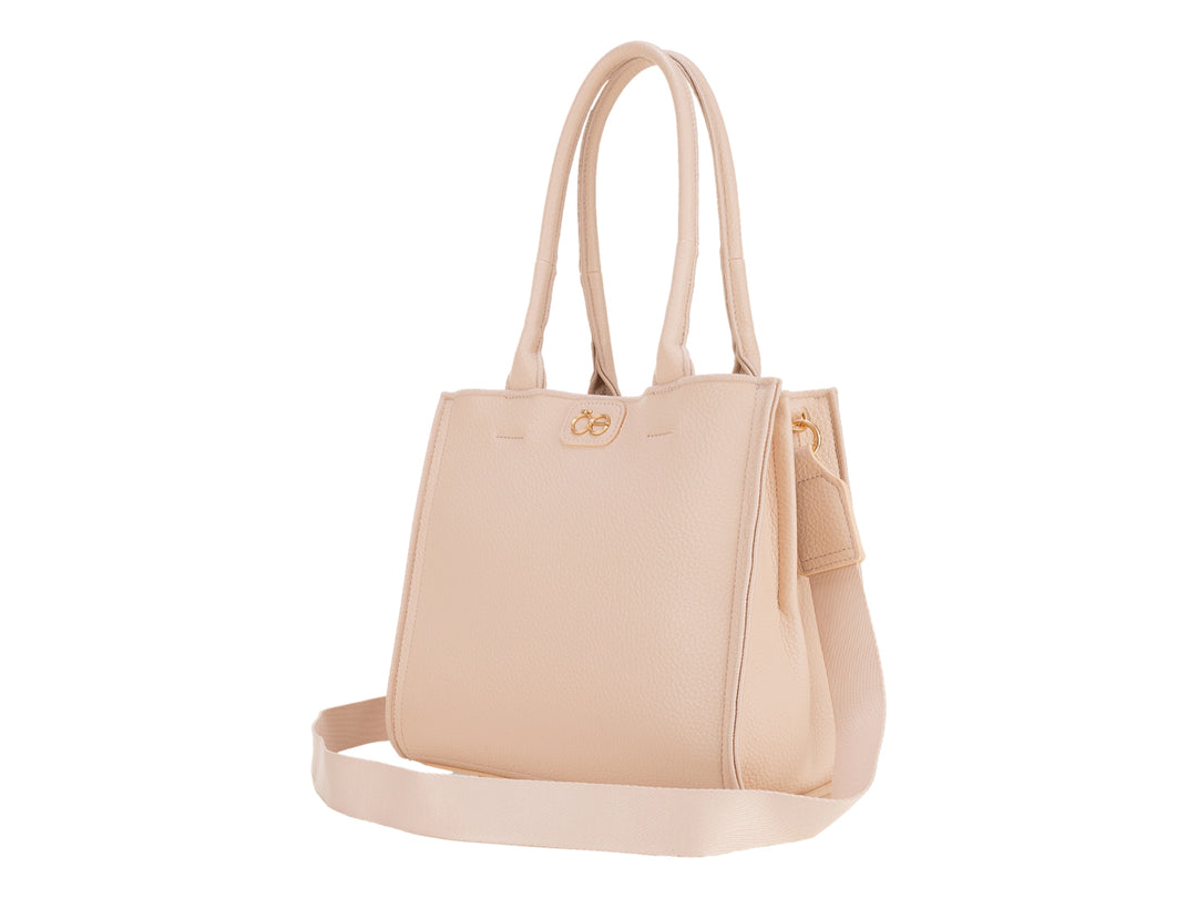 Bolso de hombro Cloe en color nude, con asas superiores y correa larga ajustable, diseño elegante y liso.