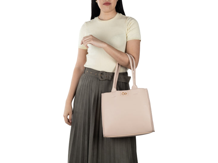 Bolso de hombro Cloe en color nude, con asas superiores y correa larga ajustable, diseño elegante y liso.