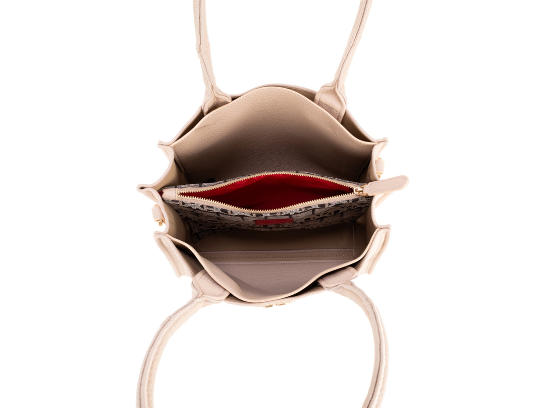 Bolso de hombro Cloe en color nude, con asas superiores y correa larga ajustable, diseño elegante y liso.