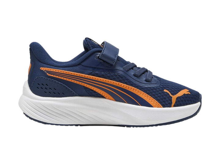 Tenis PUMA color azul con detalles naranjas y suela blanca.