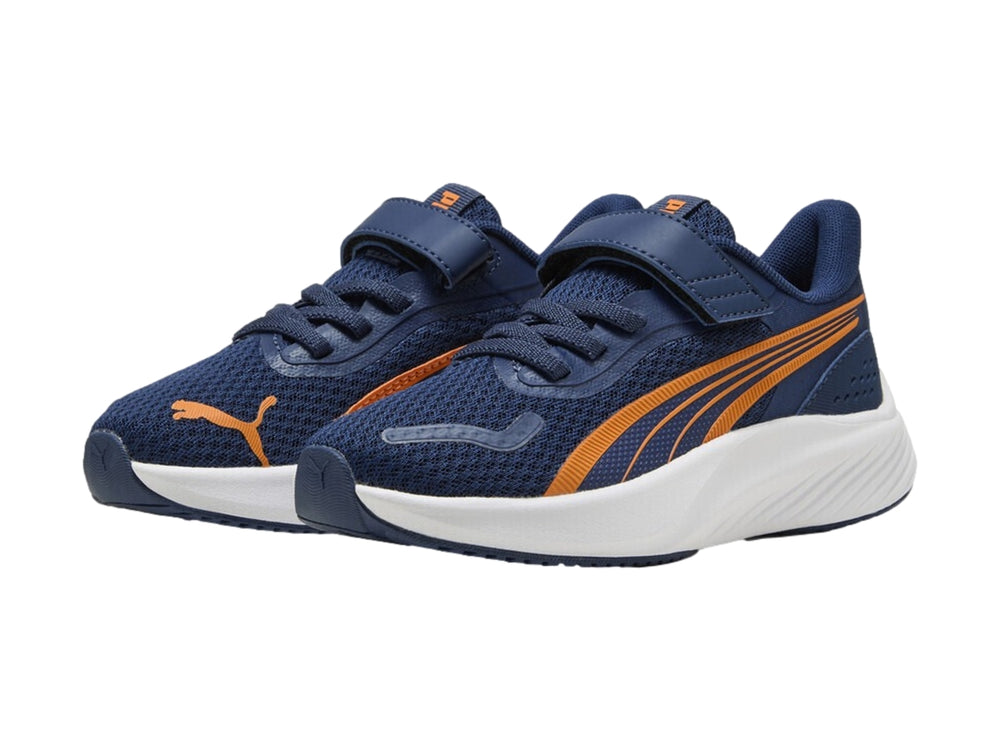 Tenis PUMA color azul con detalles naranjas y suela blanca.