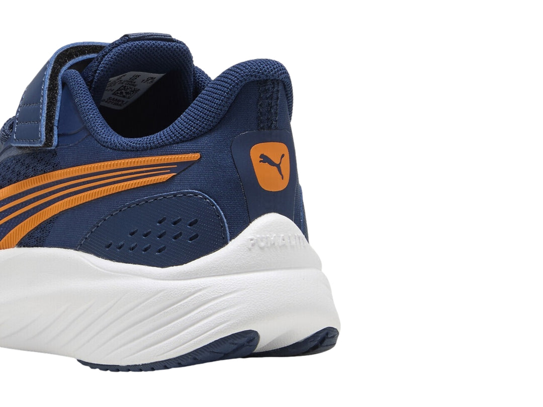Tenis PUMA color azul con detalles naranjas y suela blanca.