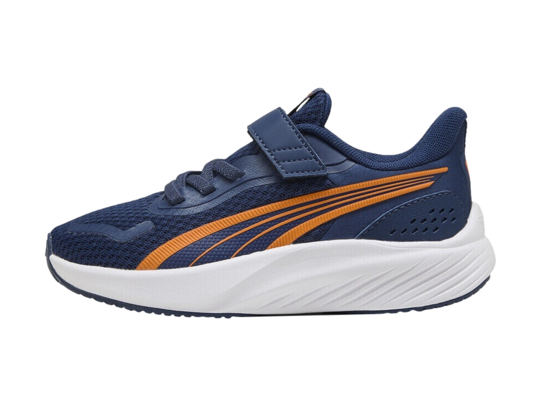 Tenis PUMA color azul con detalles naranjas y suela blanca.