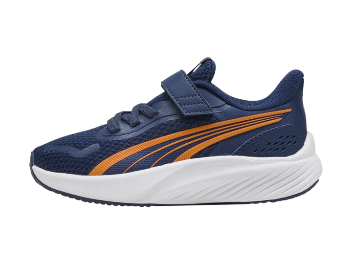 Tenis PUMA color azul con detalles naranjas y suela blanca.
