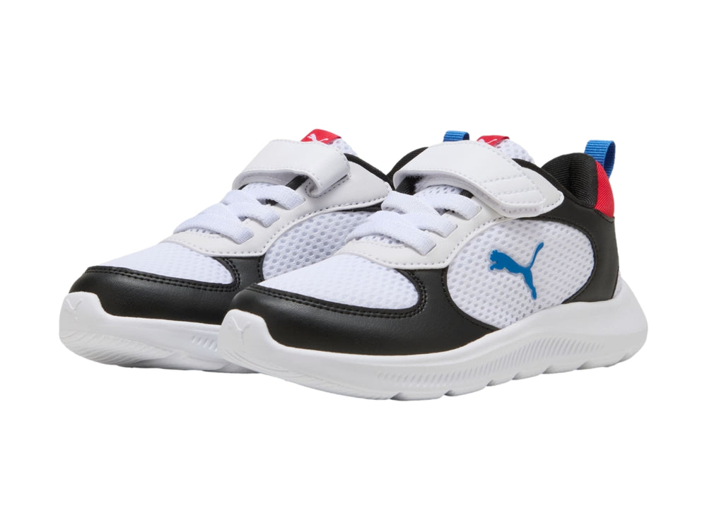 Tenis deportivos PUMA infantiles en colores blanco y negro con detalles en rojo y azul.