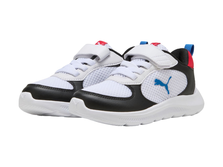 Tenis deportivos PUMA infantiles en colores blanco y negro con detalles en rojo y azul.