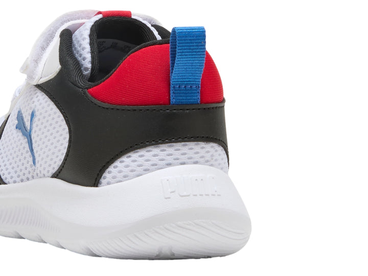 Tenis deportivos PUMA infantiles en colores blanco y negro con detalles en rojo y azul.