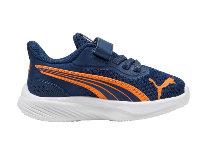 Tenis deportivos PUMA infantiles color azul con detalles en naranja y suela blanca.